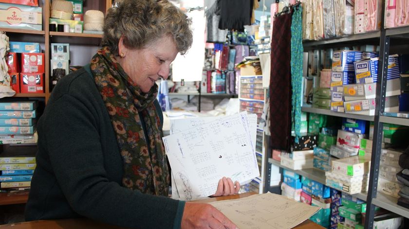 Maria da Conceição ainda faz as contas todas no papel, na loja de roupa de que é proprietária. Foto: Liliana Carona/RR