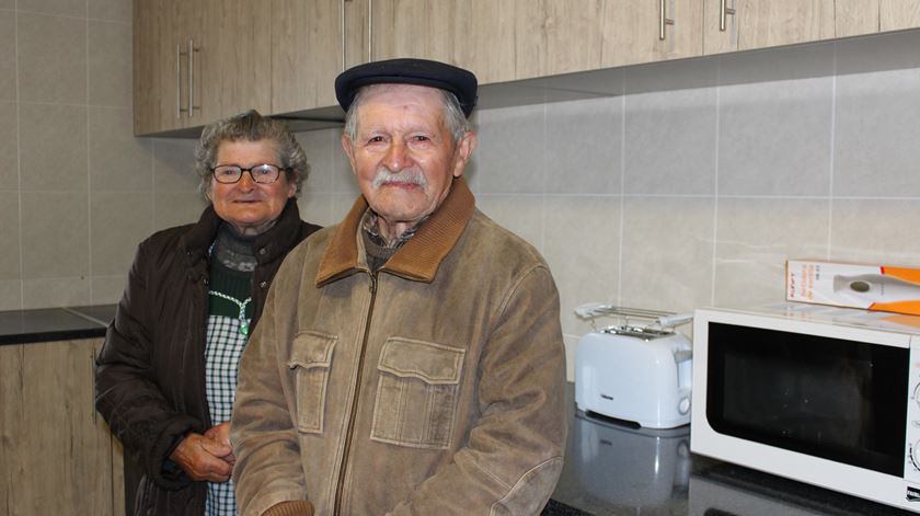Maria Natália, de 82 anos e Mário Jorge, de 89 anos, já têm a casa depois de terem visto a anterior destruída pelo fogo. Foto: Liliana Carona/RR     