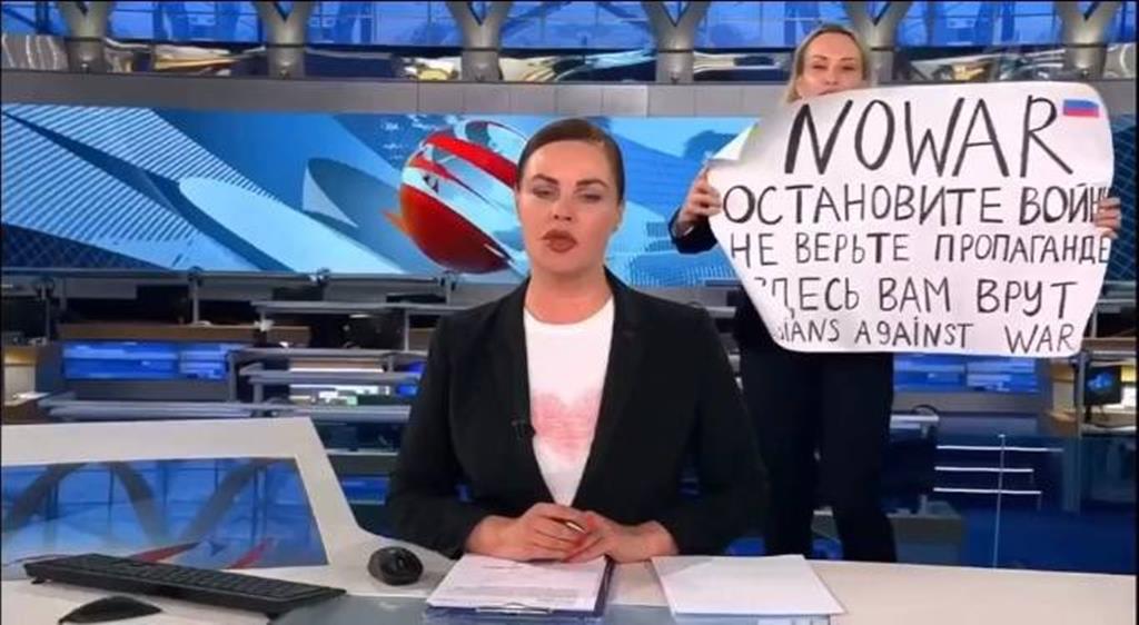 Jornalista Marina Ovsyannikova mostrou cartaz anti-guerra durante noticiário. Foto: DR