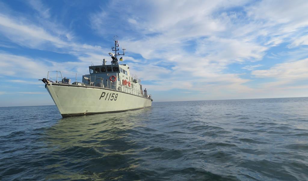 Os pescadores chegaram a terra a bordo do navio da Marinha NRP Sagitário. Foto: Marinha