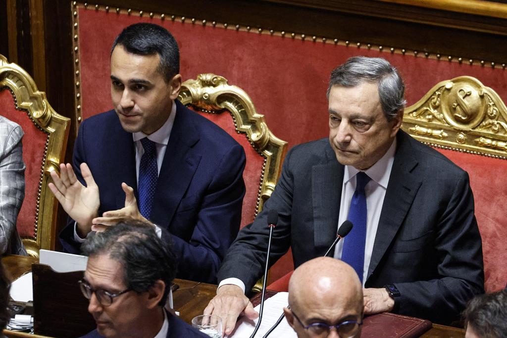 Mario Draghi (direita) com o MNE italiano Luigi Di Maio voto confiança Parlamento Itália Foto Fabio Frustaci EPA