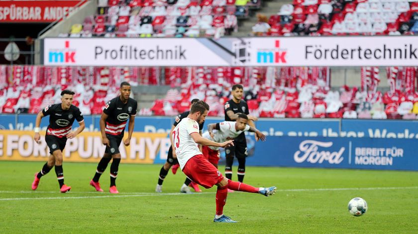 Mark Uth falhou penálti para o Colónia, no jogo com o Fortuna Dusseldorg Foto: Christof Koepsel/Reuters/Imago Sports Pictures