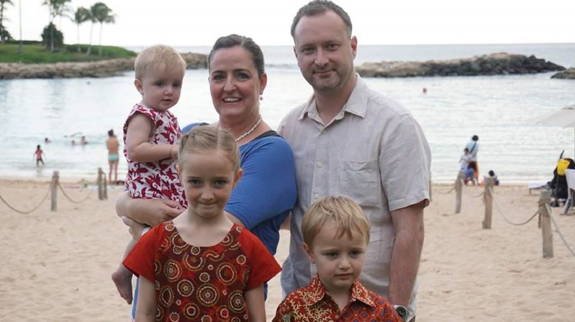 Mark Watson, com a sua mulher e filhos, na Indonésia. Foto: DR