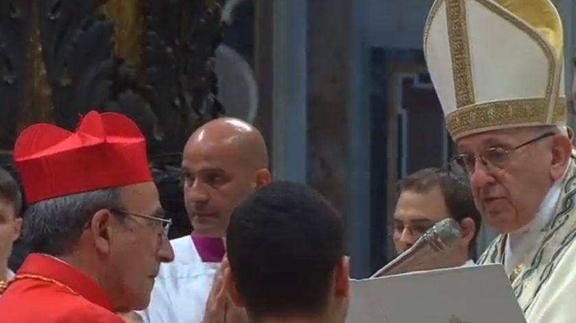 Cardeal D. António Marto a receber as insígnias cardinalícias das mãos do Papa Francisco. Foto: Vatican News