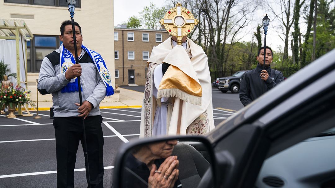 Padre leva o Santíssimo Sacramento a fiéis dentro de carros em Maryland, EUA. Foto: Jim Lo Scalzo/EPA