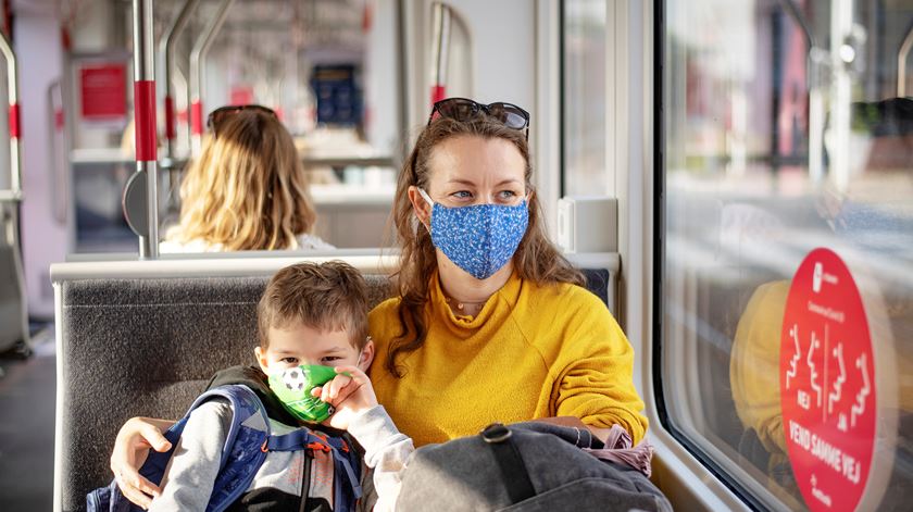 O uso de máscaras pode reduzir a dose infeciosa à qual cada um de nós está exposto e, subsequentemente, o impacto da doença. Foto: Reuters