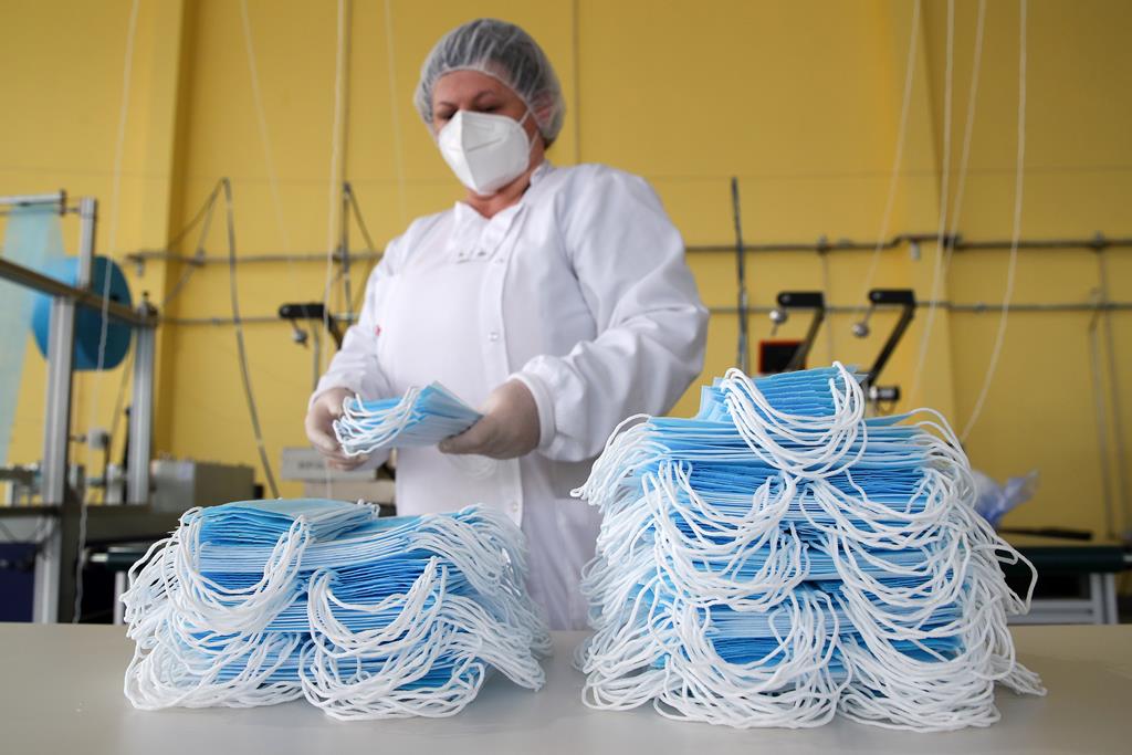 Fábrica de máscaras cirúrgicas em Portugal. Foto: Paulo Novais/Lusa