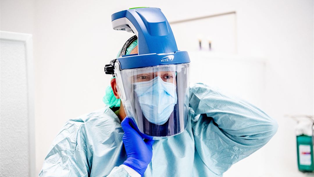 Máscara de proteção utilizada por dentistas na Holanda Foto: Robin Utrecht/Reuters