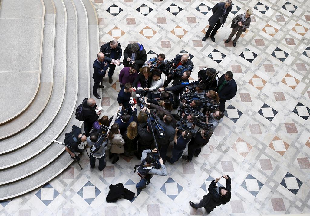 Jornalistas rodeiam Max Schrems depois de o Tribunal de Justiça da União Europeia decidir a seu favor, em 2015, e invalidar o acordo "Safe Harbour". Foto: Leonhard Foeger/Reuters