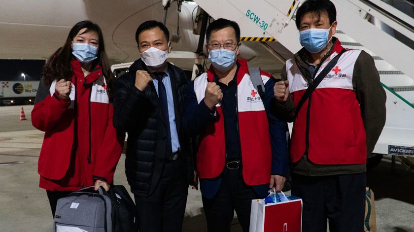 Médicos chineses especialistas em coronavírus chegam a Itália. Foto: Cruz Vermelha Italiana/EPA