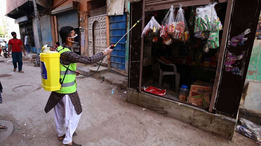 Medidas para travar o coronavírus em Karachi, no Paquistão. Foto: Shazaib Akber/EPA
