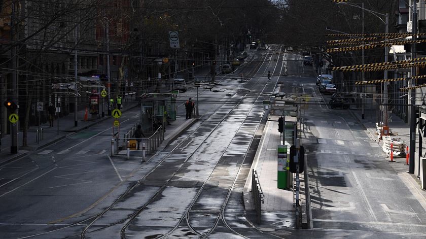 Ruas de Melbourne estão vazias devido ao confinamento. Foto: James Ross/EPA