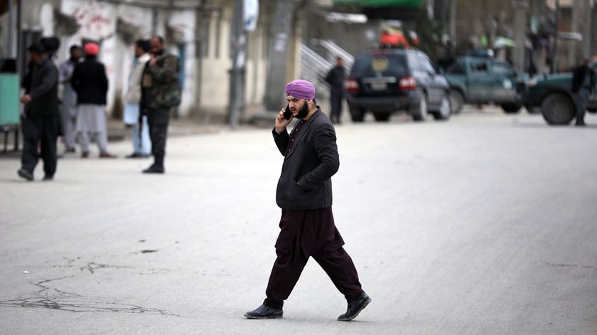 Membro da comunidade Sikh, no Afeganistão, depois de um atentado do Estado Islamico que matou 25 pessoas Foto: Jawad Jalali/EPA
