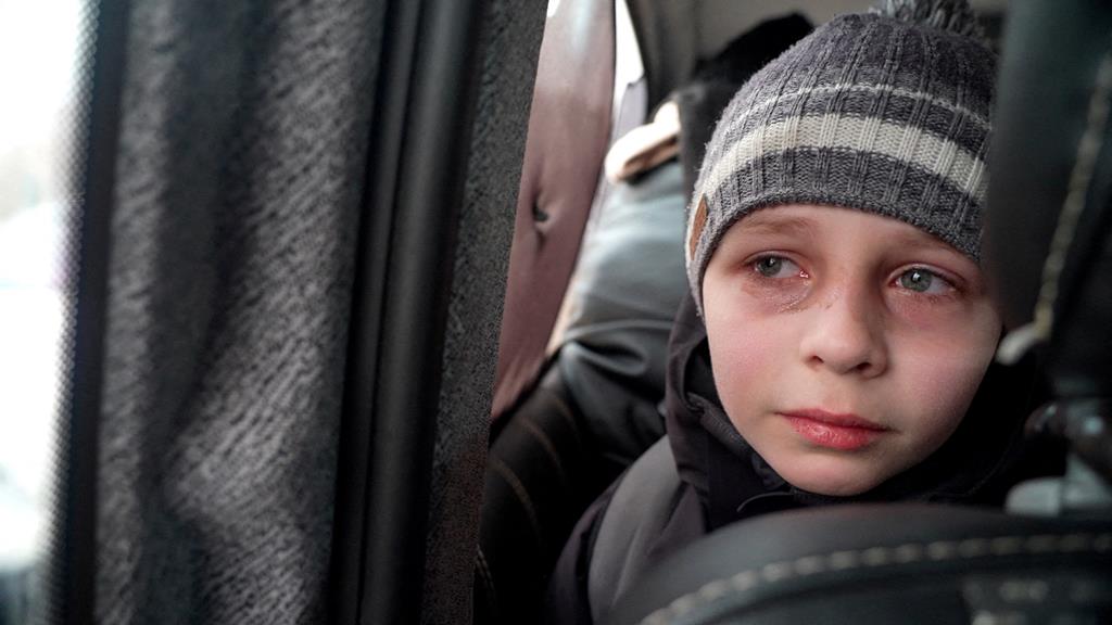 Mark Goncharuk, menino refugiado de Kiev, fala do pai que deixou para trás, após fugir da guerra na Ucrânia. Foto: Natalie Thomas/Reuters