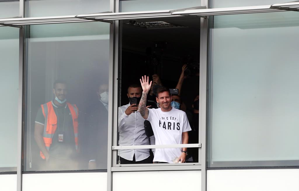 Messi acena aos fãs no aeroporto, em Paris Foto: Yves Herman/Reuters