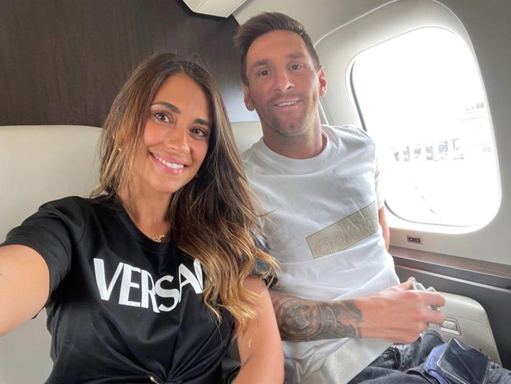 Messi com a mulher, Antonela Rocuzzo, no jato privado que os transportou até Paris. Messi acabaria por mostrar-se aos adeptos já com a camisola alusiva ao PSG Foto:  Instagram/Antonelaroccuzzo/via Reuters