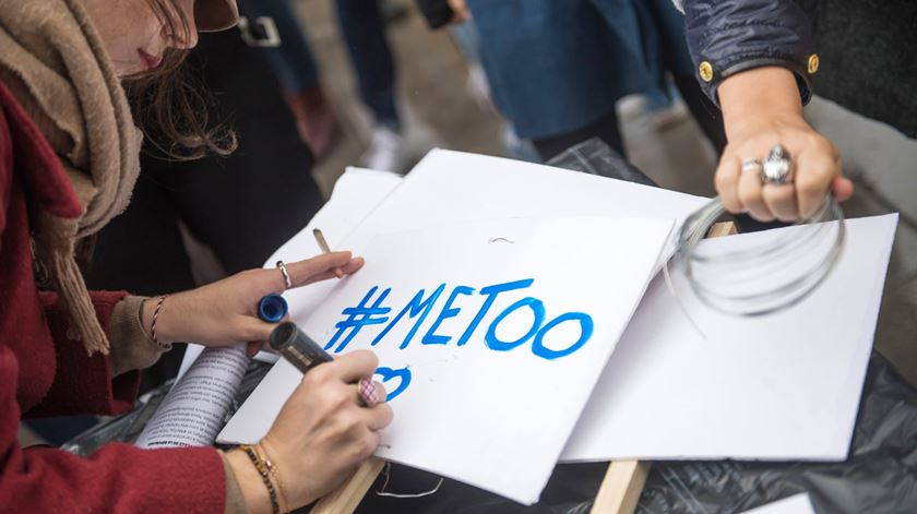 Movimento começou com um apelo ao hashtag "WeToo", agora vai dar lugar a uma organização. Foto: Christophe Petit Tesson/EPA