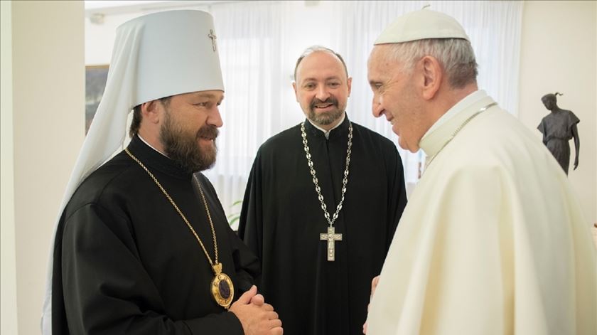 Patriarca Hilário, responsável pelo diálogo com a Igreja Católica, em encontro com o Papa Francisco. Foto: Patriarcado de Moscovo