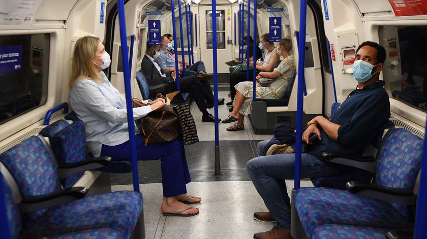 Pessoas com máscara no metro de Londres. Foto: Andy Rain/EPA