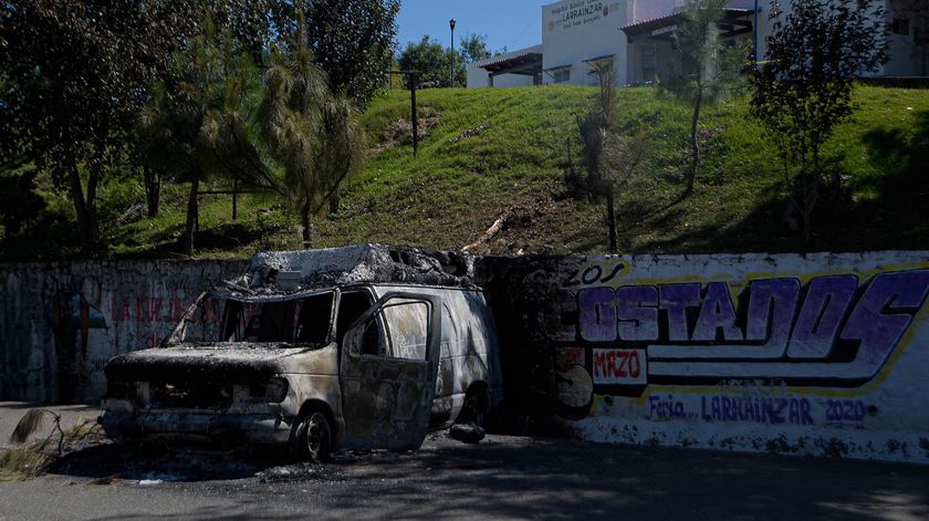 Indigenas mexicanos alegadamente vandalizaram 27 veículos. Foto: Carlos Lopez/EPA