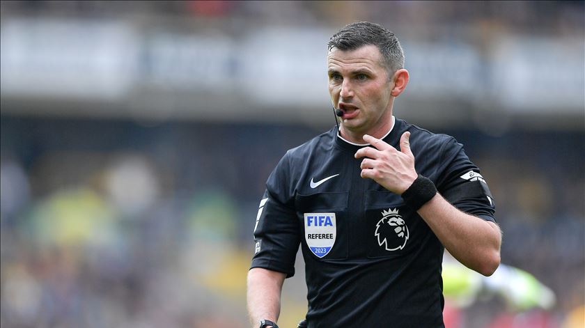 Champions: inglês Michael Oliver vai arbitrar o PSG-Benfica - SIC