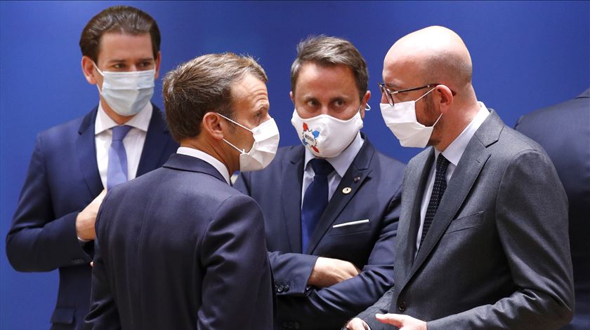 O presidente do Conselho Europeu, Charles Michel, com os líderes europeus Sebastian Kurz (Áustria), Emmanuel Macron (França) e Xavier Bettel (Luxemburgo). Foto: EPA