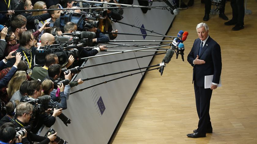 Michel Barnier, responsável pelas negociações da UE sobre o Brexit, aos jornalistas. Foto: Julien Warnand/EPA