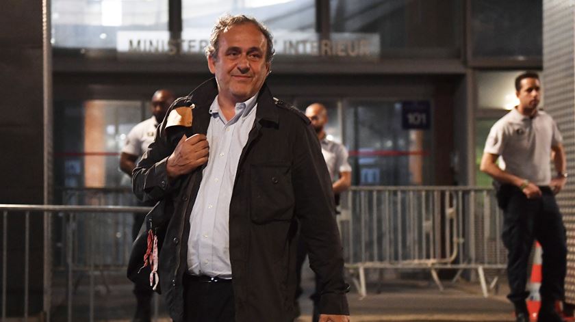 Michel Platini à saída de interrogatório judicial. Foto: Julien de Rosa/EPA
