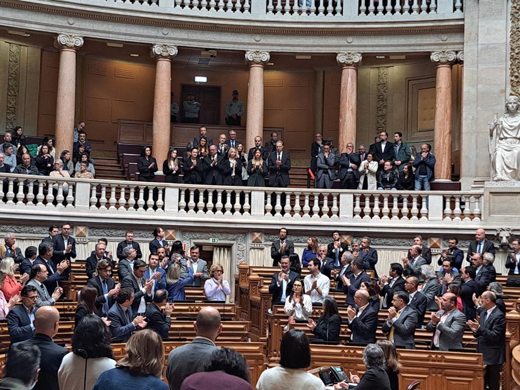 Parlamento aplaude de pé a família de Rui Nabeiro após o voto de pesar. Foto: Manuela Pires/RR