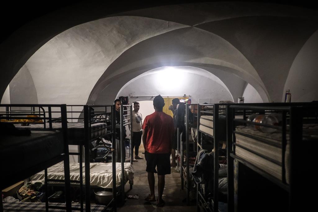 Cidadãos indianos desempregados que vivem na cave de um edifício abandonado em Beja. Foto: Mário Cruz/Lusa