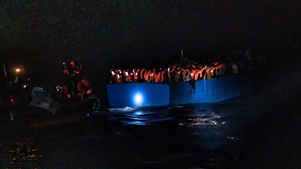 Mais de 400 migrantes resgatados pelo Ocean Viking numa só noite. Foto: Twitter/SOS Mediteranée/Flavio Gasperini