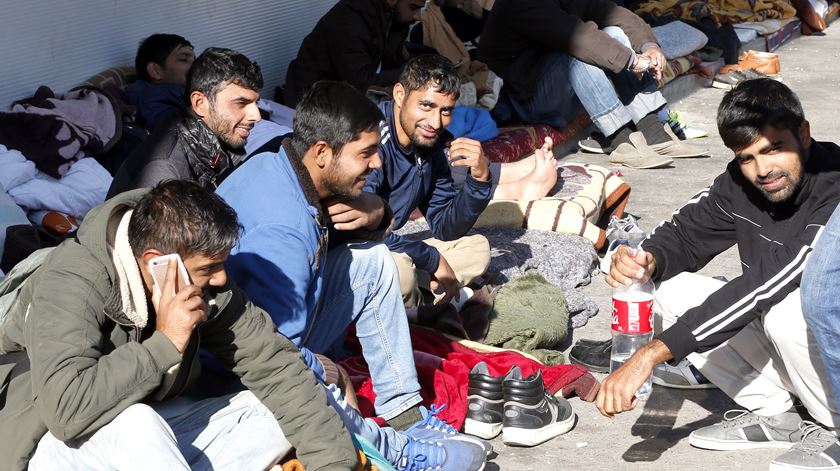 Migrantes e refugiados da Ásia e Norte de África em Tusla, Bósnia. Foto: Fehim Demir/EPA