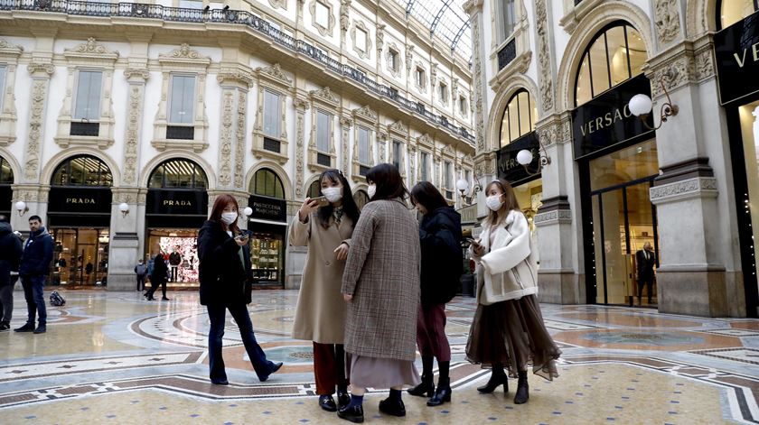 Turistas com máscaras em Milão. Foto: Mourad Balti Touati/EPA