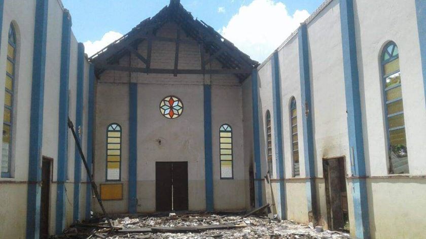 Missão católica de Nangololo destruída pelos terroristas. Foto: AIS