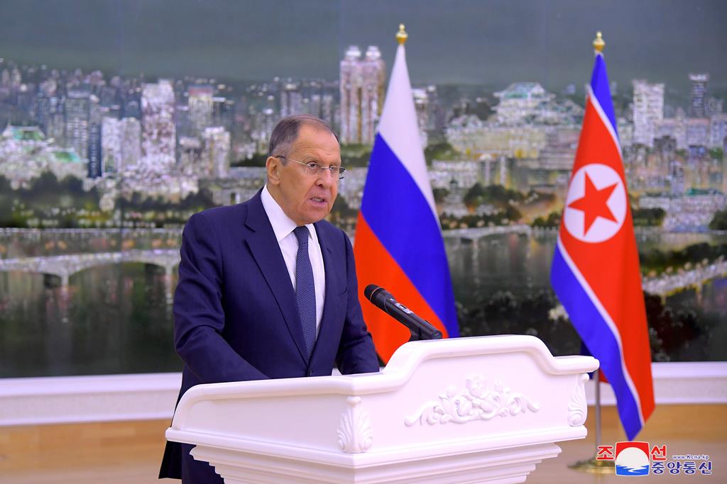 MNE Rússia Sergei Lavrov em visita à Coreia do Norte. Foto: KCNA via EPA