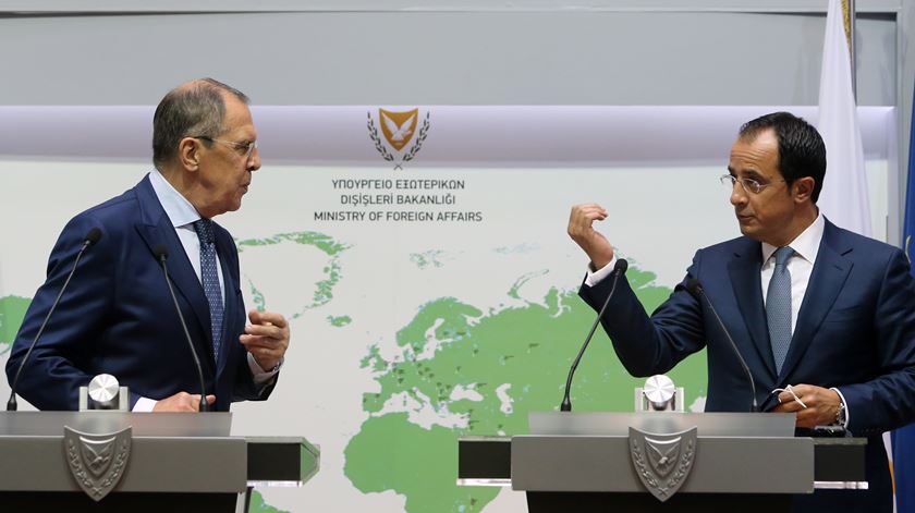 Nikos Christodoulides (esq.), chefe da diplomacia cipriota, recebeu esta quarta-feira o homólogo russo, Sergei Lavrov, em Nicósia. Foto: Katia Christodoulou/EPA
