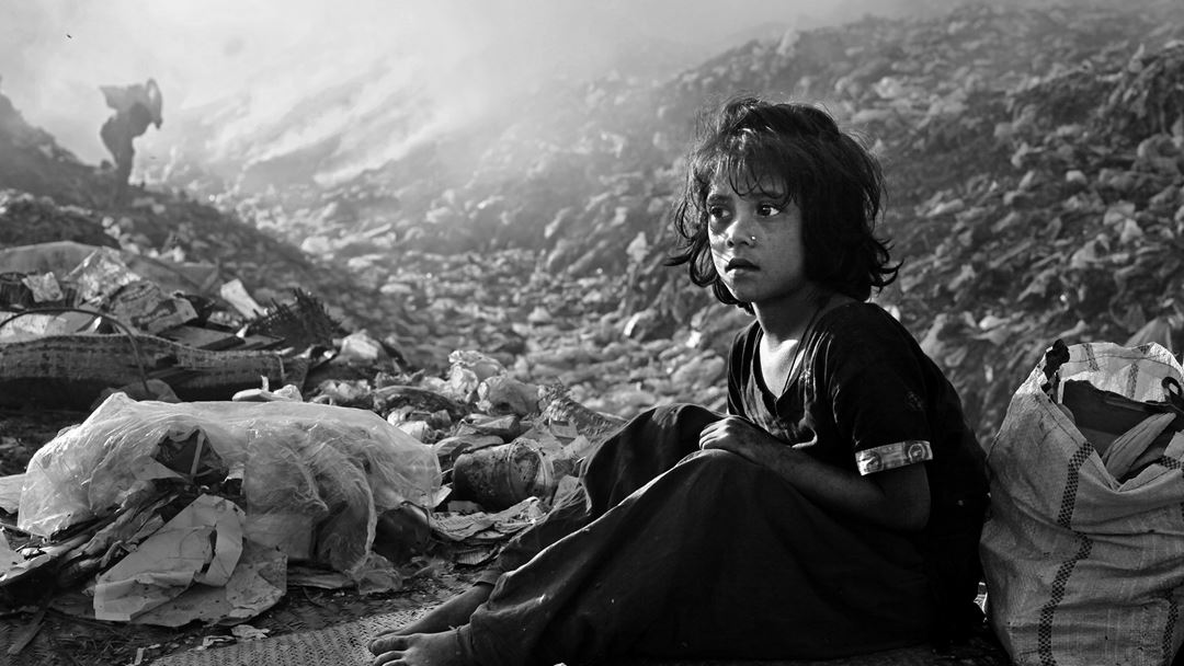 Criança que recolhe lixo no Bangladesh. Mohammad Shahnewaz Khan, menção honrosa.