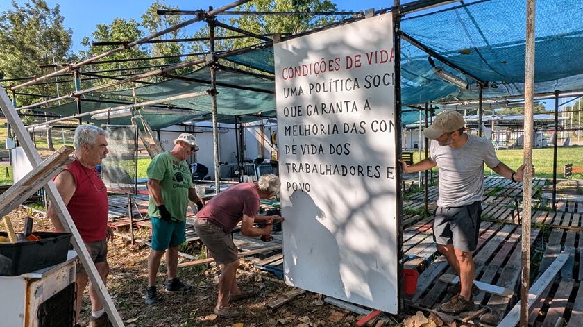 Voluntários trocam férias pelos preparativos da Festa do Avante. “A minha praia é a Atalaia”