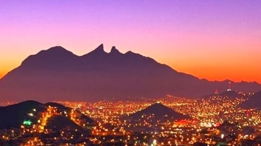 A cidade de Monterrey, no México, de noite. Foto: DR