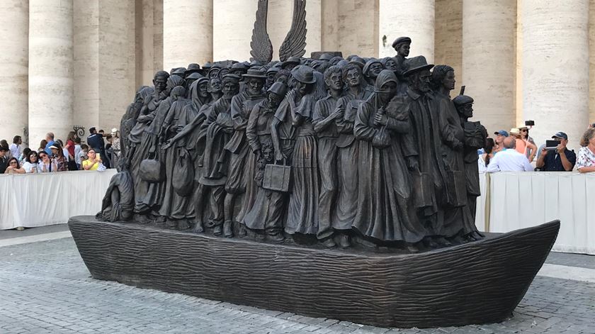 Escultura de bronze e barro na Praça de São Pedro, no Vaticano, que representa um grupo de migrantes de várias culturas e diversos períodos históricos. Foto: DR