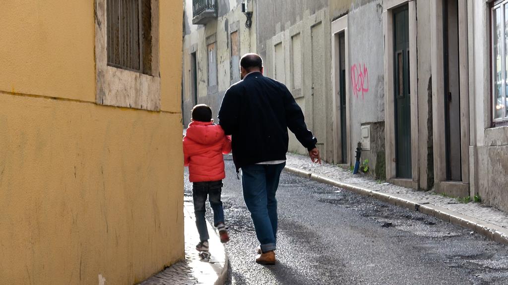 Há uma "situação fora de controlo total" na Mouraria e casas continuam sobrelotadas