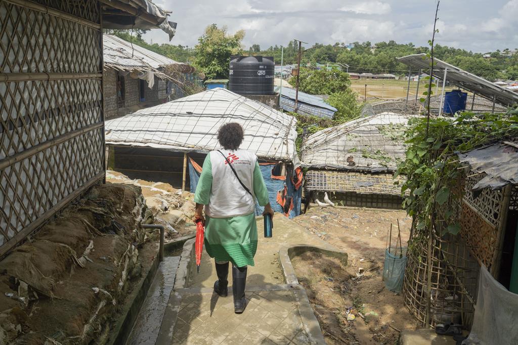 Milhares de migrantes Rohingya ainda vivem em abrigos de bambu sobrelotados. A população não tem qualquer apoio estatal e depende totalmente da assistência humanitária. Foto: Saikat Mojumder/Médicos Sem Fronteiras