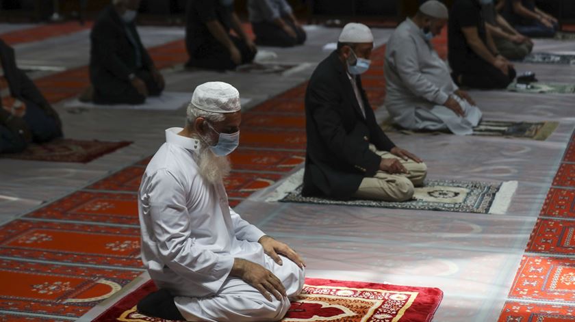 Muçulmanos rezam na Mesquita Central de Lisboa com distância de segurança. Foto: Miguel A. Lopes/Lusa