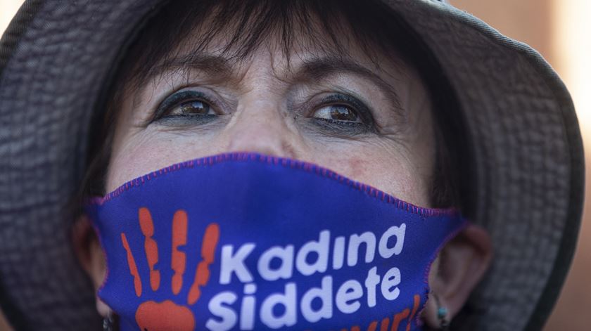 Mulher protesta contra decisão do Governo turco de sair do tratado contra a violência de género. Foto: Erdem Sahin/EPA