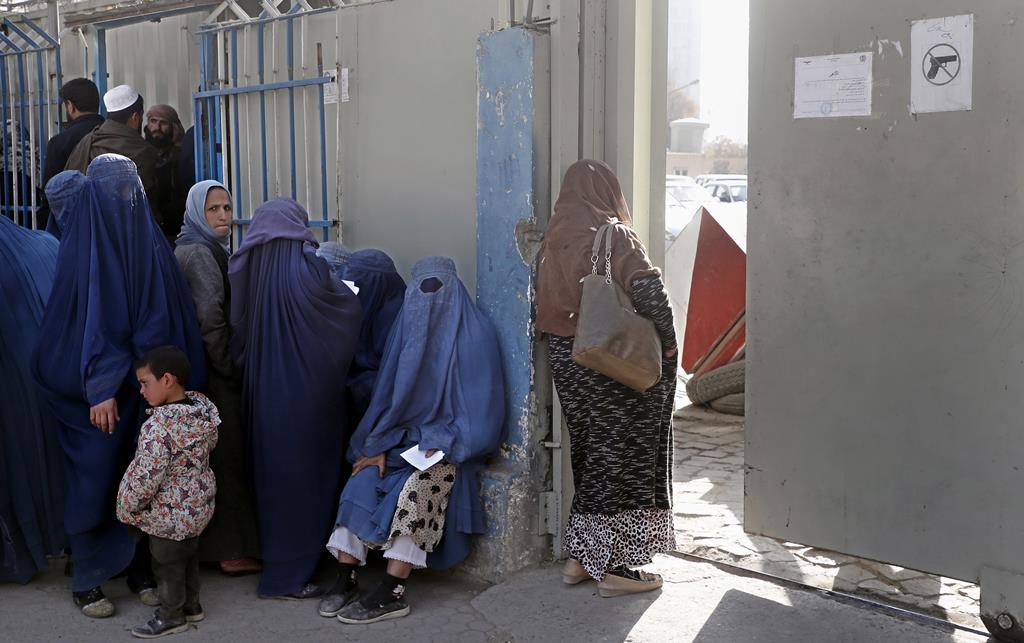 Imagem de mulheres em Kabul, Afenganistão. Foto: Maxim Shipenkov/EPA