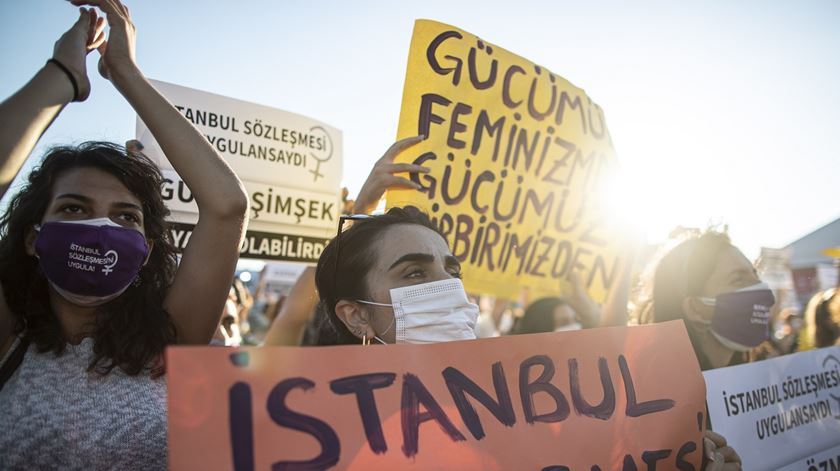 Mulheres protestam contra decisão do Governo turco de sair do tratado contra a violência de género. Foto: Erdem Sahin/EPA