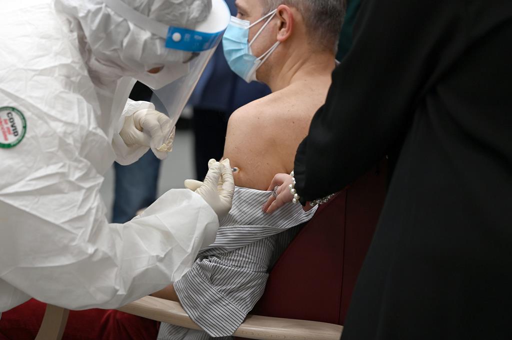 Enfermeiro de 45 anos testou positivo depois de fazer a primeira toma da vacina. Foto: EPA/Claudio Giovannini