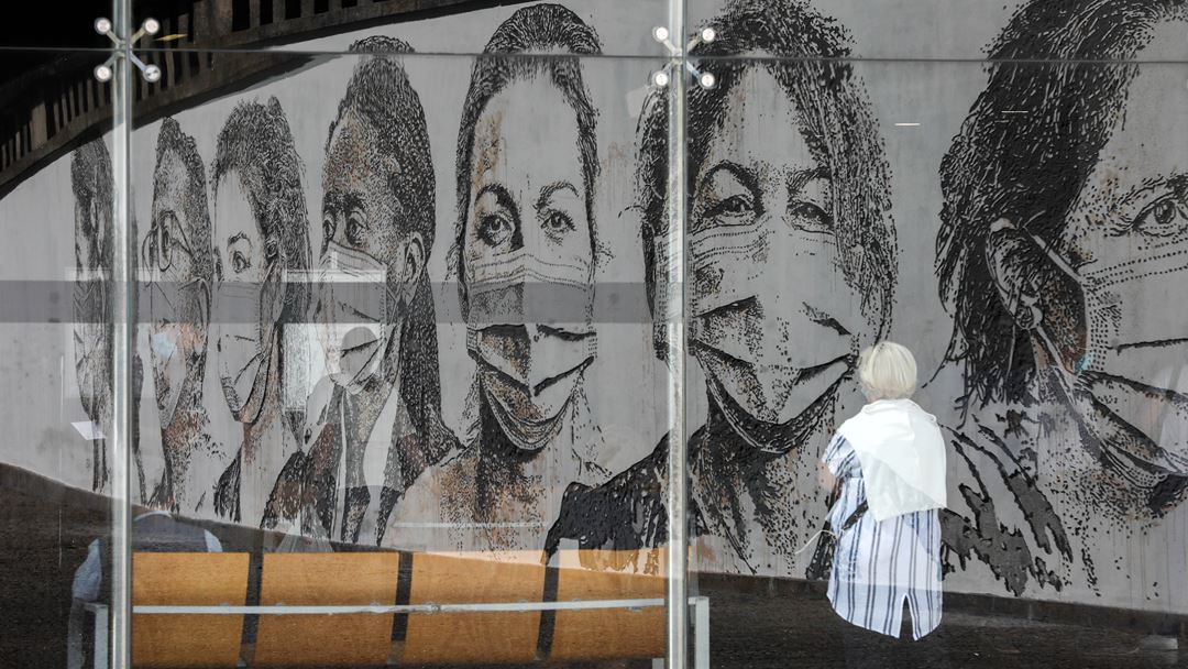Mural do artista Vhils de homenagem aos profissionais de saúde no Hospital São João, pelo trabalho durante a pandemia da Covid-19. Foto: José Coelho/Lusa