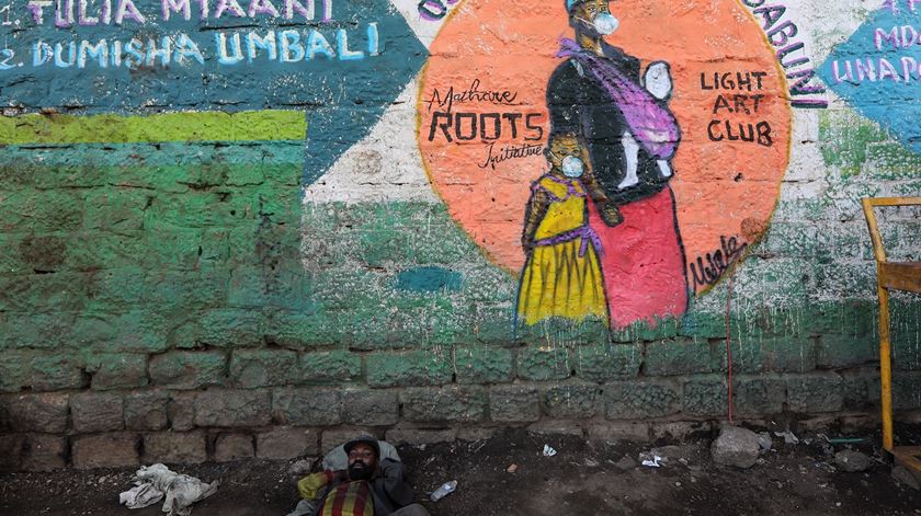 Mural em Nairobi apela a prevenção contra o coronavírus. Foto: Daniel Irungu/EPA