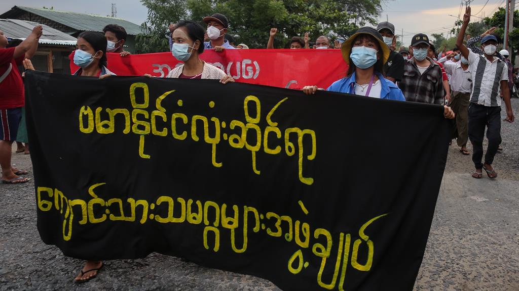 Nas ruas, prosseguem os protestos. Este, em Mandalay. Foto: Stringer/EPA